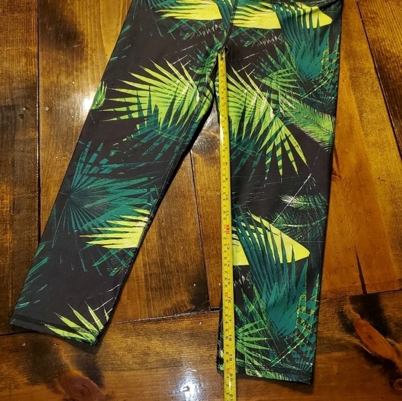 Fabletics Green Palm Leaf Athletic Capri Leggings Small - Picture 2 of 7